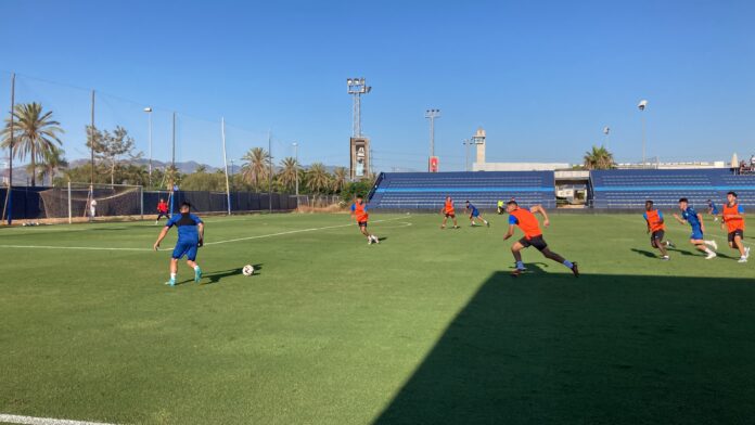 Rubén Castro enfila portería en el amistoso de esta mañana en la Federación | JM