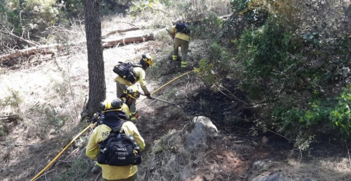 Bomberos forestales del Plan Infoca luchan contra el fuego en la Sierra de Mijas, con afección a tres municipios malagueños: Alhaurín el Grande, Alhaurín de la Torre y Mijas