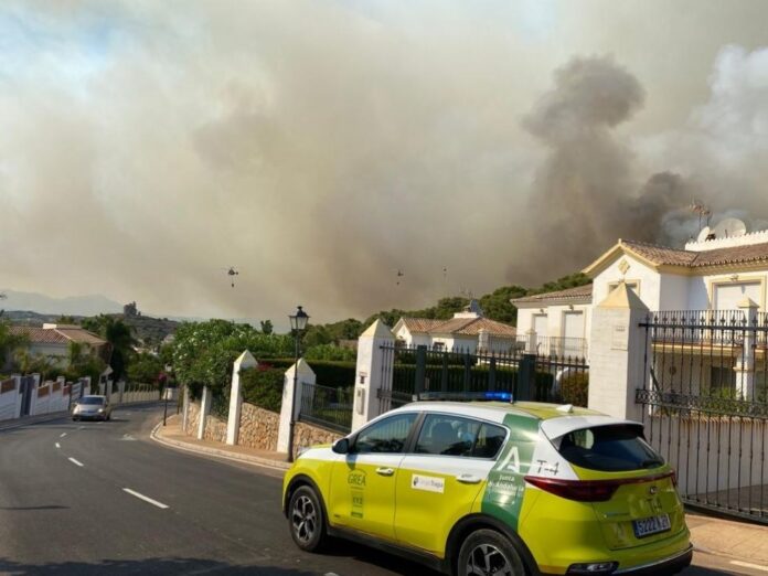 Bomberos forestales del Plan Infoca luchan contra el fuego en la Sierra de Mijas, con afección a tres municipios malagueños: Alhaurín el Grande, Alhaurín de la Torre y Mijas