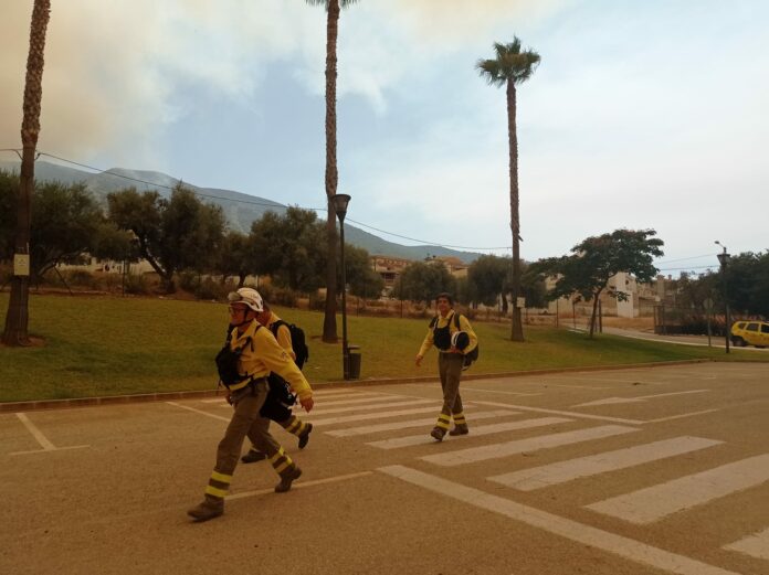 Desalojadas 1.300 personas por el incendio en sierra de Mijas, a las que se sumarán otras 1.000