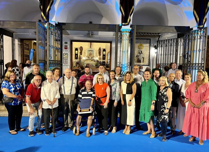 Foto de la Corporación Municipal con los premiados