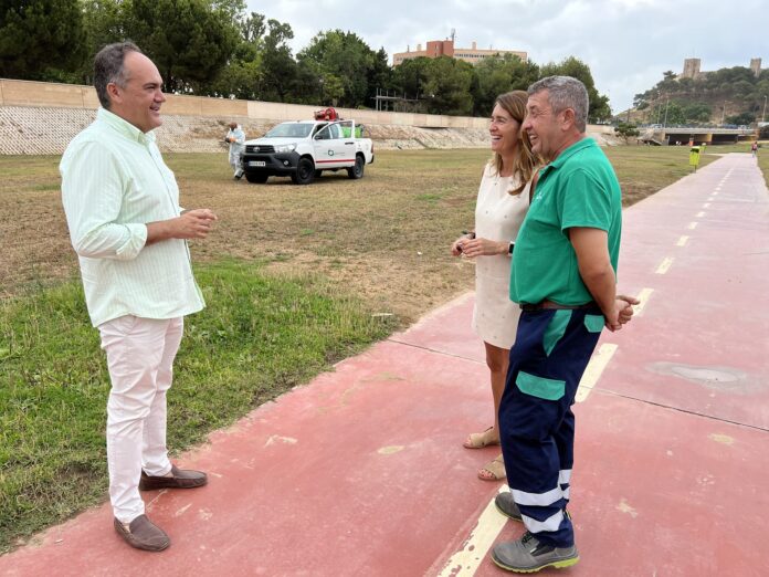 García Lara con la jefa del Área de Sanidad y un responsables de la empresa fumigadora