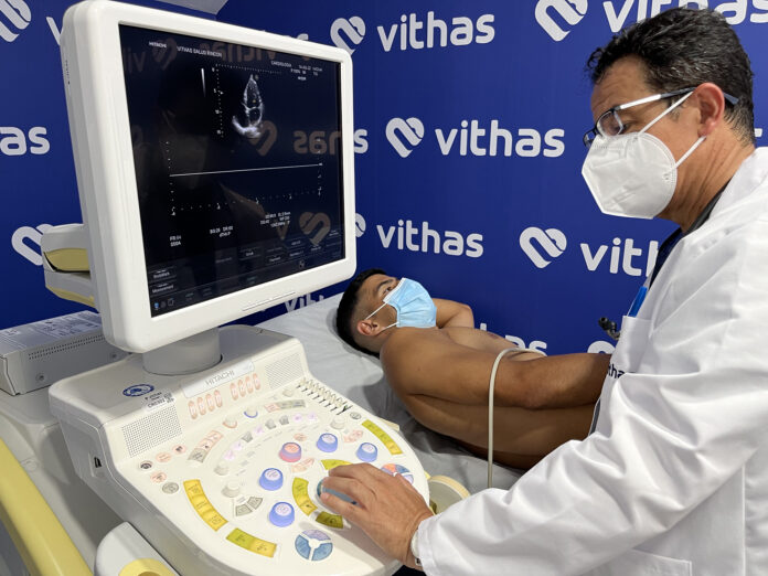 el cardiólogo de Vithas Málaga, Jose María Pérez le realiza el ecocardiograma al jugador Unai Bustinza