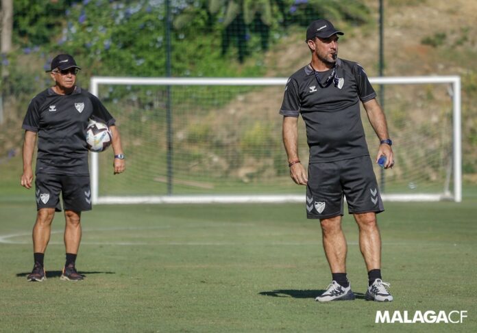 Guede dirige un entrenamiento del Málaga CF ante la atenta mirada de Antonio Tapia | MCF