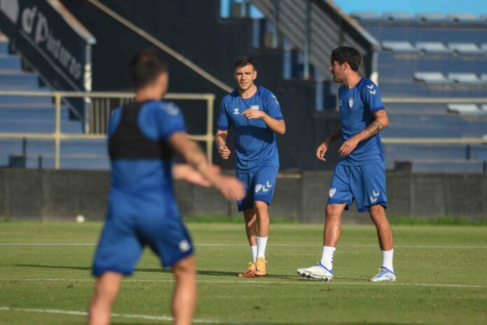 Álex Gallar conversa con Alberto Escassi en un entrenamiento con el Málaga | Javier Díaz