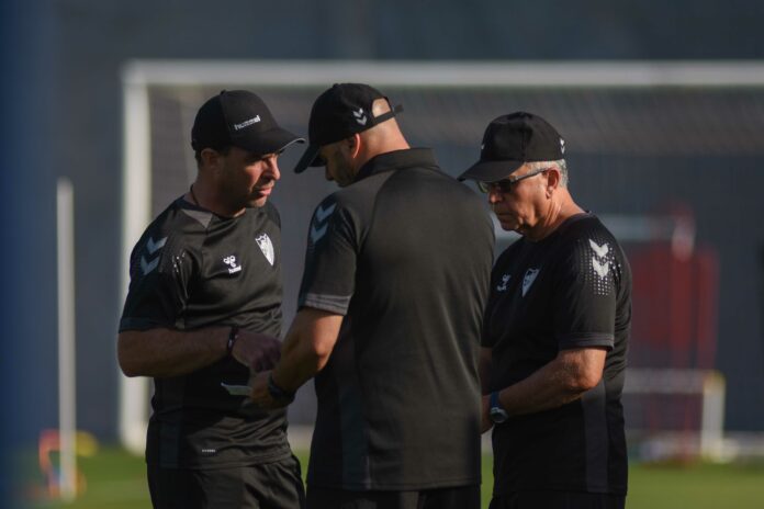 Pablo Guede charla con Antonio Tapia y Francis Bravo en un entrenamiento en la Federación | Javier Díaz