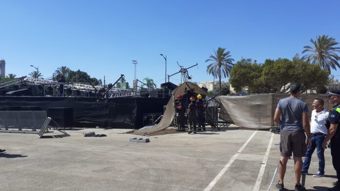 Escenario de la zona joven del Real tras desprenderse el puente de luz y la pantalla escenario