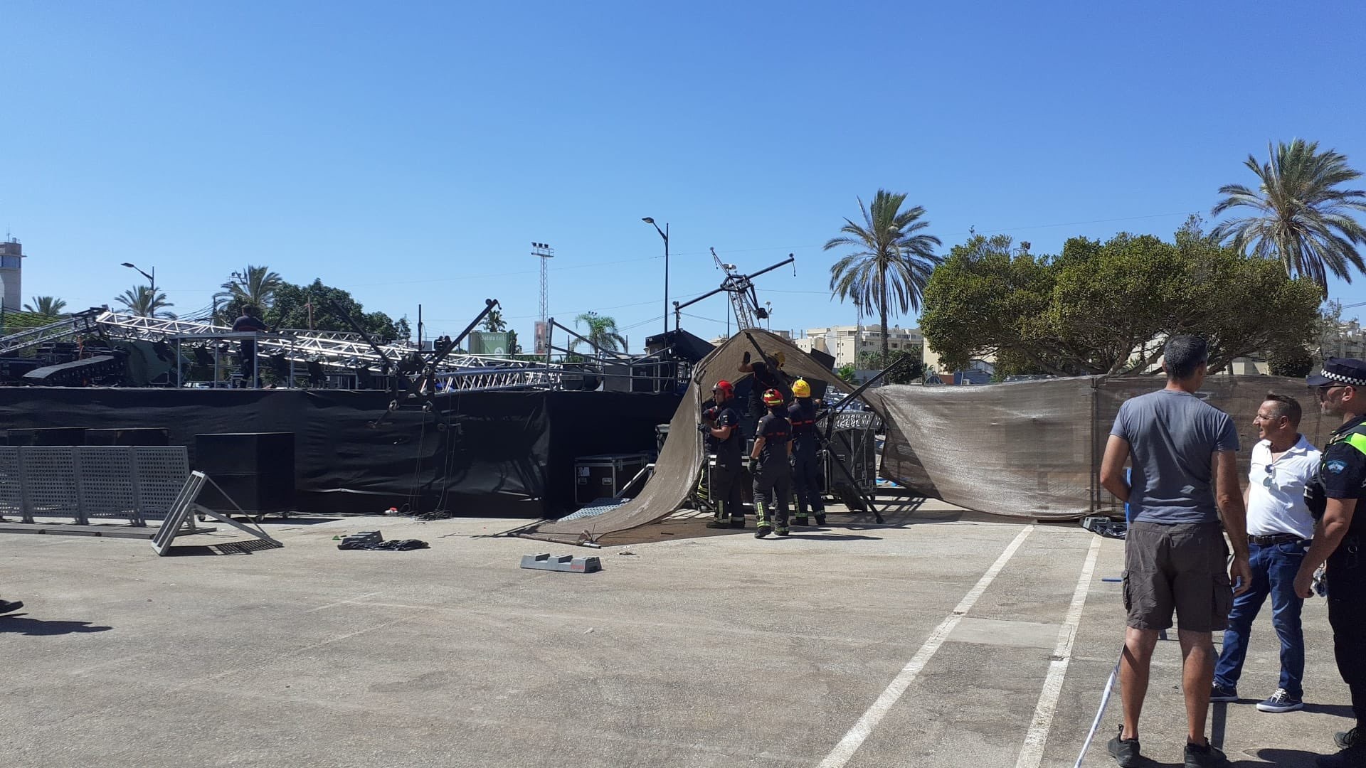 Escenario de la zona joven del Real tras desprenderse el puente de luz y la pantalla escenario