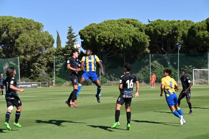 Acción del partido entre Arriaza y Etta Eyong | Twitter Cádiz CF Mirandilla