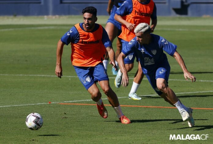 Gallar intenta robarle la la pelota a Juande | MCF