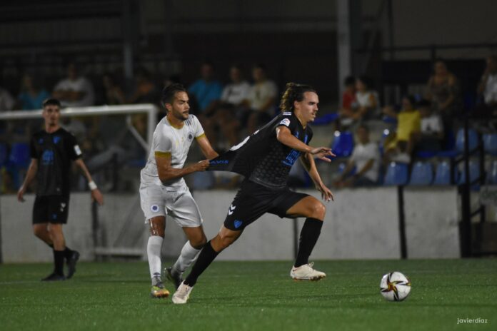 Recio intenta superar la presión y el agarrón del jugador del Vélez | Javier Díaz