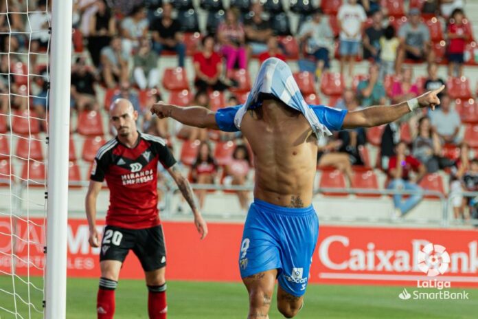 Fran Sol celebra el tercer gol del Málaga en Anduva