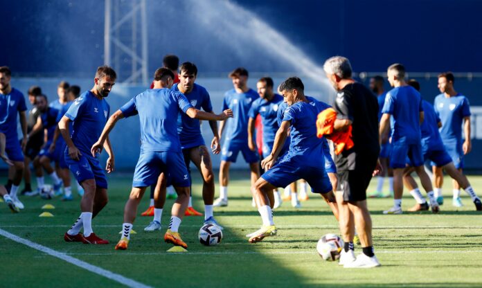 Los jugadores del Málaga en un entrenamiento