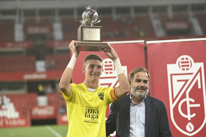 Carlos López levanta el trofeo Ciudad de Granada portando el brazalete de capitán | Javier Díaz