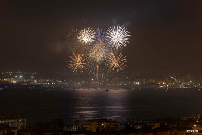 Panorámica de la bahía de Málaga con los fuegos artificiales | Javier Díaz