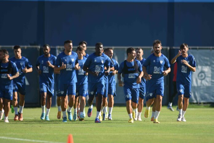 La plantilla del Málaga en un entrenamiento en el Anexo | Javier Díaz