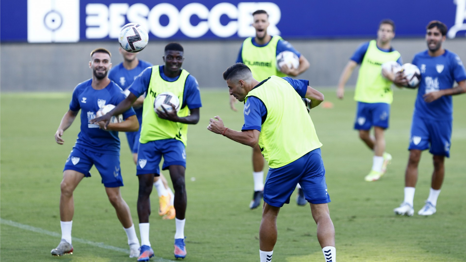 Chavarría cabecea un balón en el entrenamiento