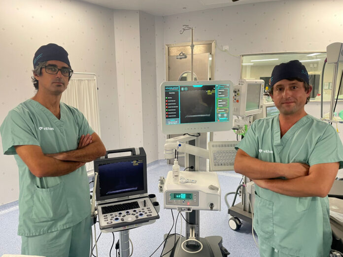 Dr. Antonio Medina y Dr. Rubén Campanario con el robot Aquabeam