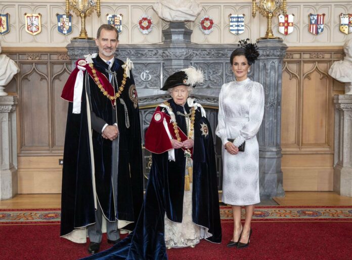 El Rey Felipe VI, la Reina Isabel II de Inglaterra y la Reina Letizia en una foto posterior a la ceremonia de investidura de Don Felipe como Caballero de la Muy Noble Orden de la Jarretera, la máxima distinción que concede la monarquía británica - Casa Real - Archivo