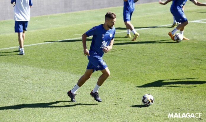 Genaro conduce la pelota en La Rosaleda | MCF