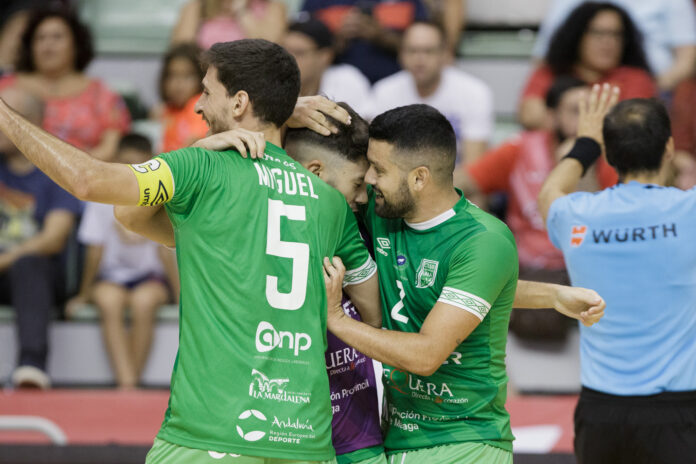 Burrito abraza a Davilillo tras anotar un gol | Pascu Méndez