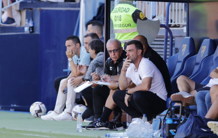 Guede contempla el partido mientras Tapia y Bravo realizan correcciones tácticas | Marilú Báez