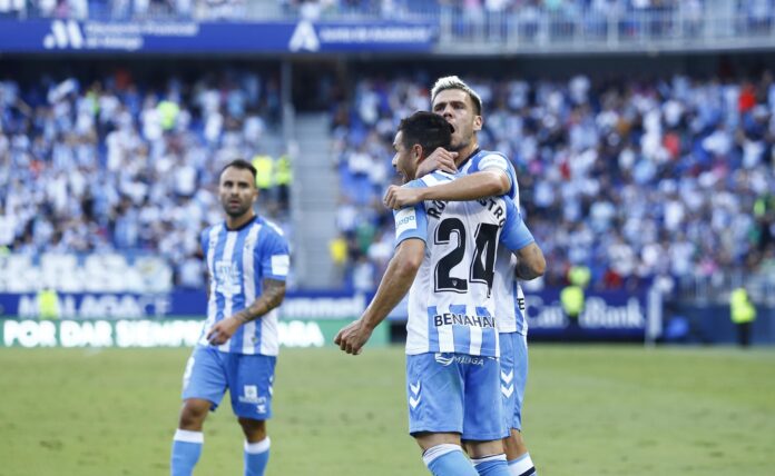 Rubén Castro y Álex Gallar celebran el gol del empate ante el Villarreal B