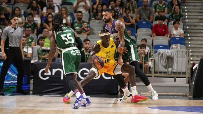 Diop trata de postear a Lima | ACB PHOTO