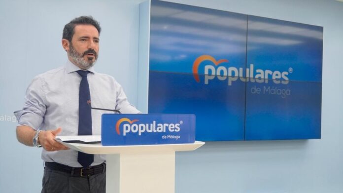 El secretario general del PP de Málaga, José Ramón Carmona, en rueda de prensa