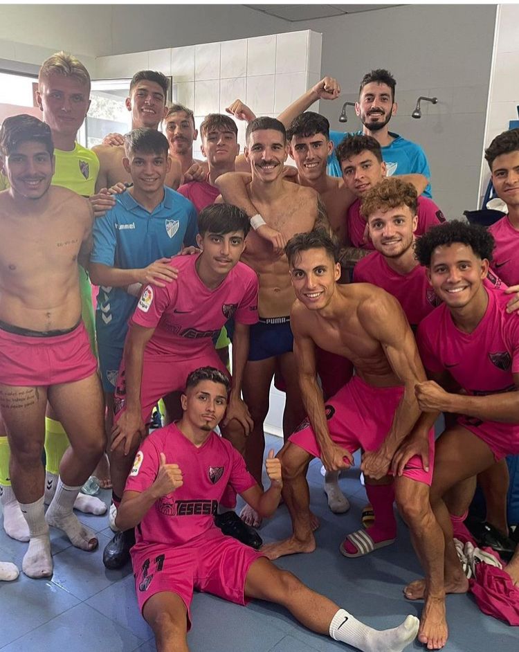 Plantilla del Málaga C celebra la victoria ante el Miraflores City