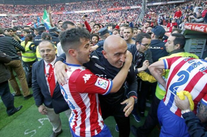 Jony y Abelardo festejan el ascenso del Sporting a Primera División en 2015 | MARCA