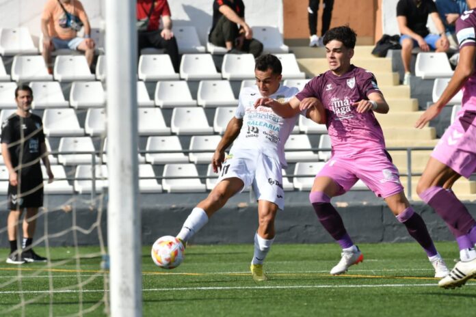 Andrés Caro ante un jugador de la Peña Deportiva | Arsen Voronyy