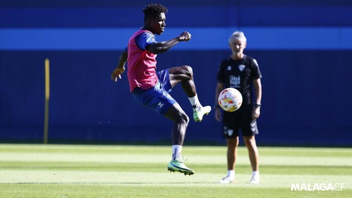 Lumor, en un entrenamiento del Málaga ante la mirada de Nacho Oria | MCF