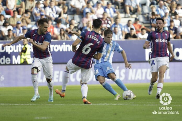 Pablo Hervías en una acción de partido ante el Eibar | LaLiga