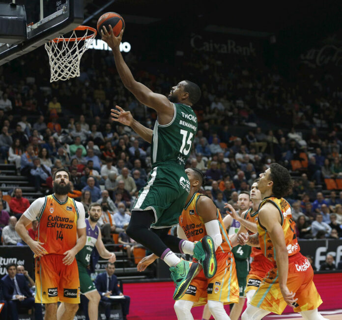 Will Thomas anota en la Fonteta | ACB PHOTO