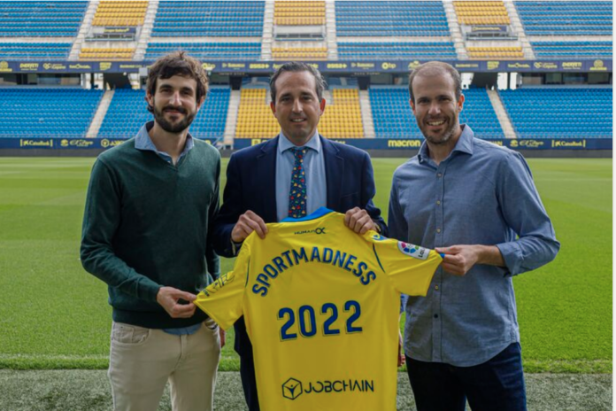 En el centro, Kike Pérez, posible nuevo director general del Málaga CF | Cádiz CF
