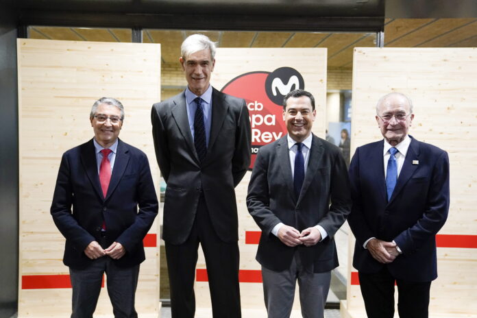 El presidente de la acb, Antonio Martín, junto al consejero de Turismo, Cultura y Deporte de la Junta de Andalucía, Arturo Bernal, el presidente de la Diputación de Málaga, Francisco Salado, y el alcalde de Málaga, Francisco de la Torre.