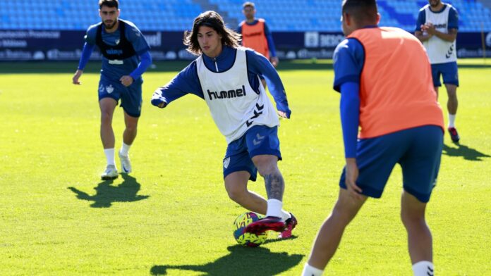 Álex Calvo, en un entrenamiento con el primer equipo | MCF