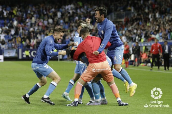 El banquillo del Málaga CF celebra el tanto de Rubén Castro ante el Lega | LaLiga
