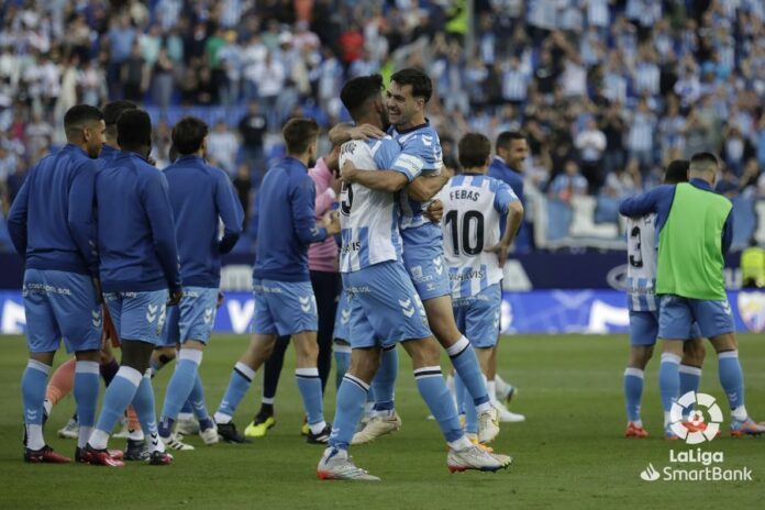 Ramón abraza a Juande tras la victoria ante el Cartagena | LaLiga