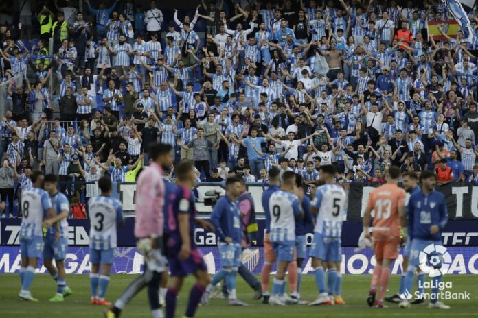 Aficionados del Málaga alentando Desplazamiento