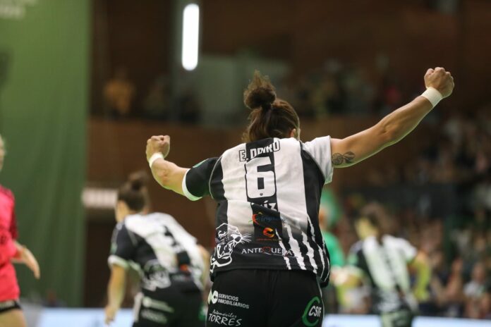 Estela Doiro celebra un gol con el Costa del Sol Málaga frente a BM Elche