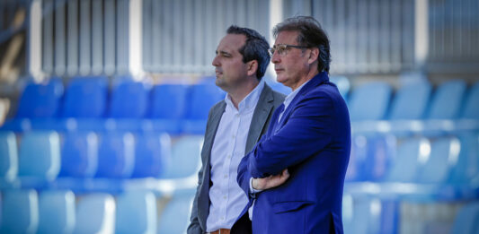 Loren Juarros y Kike Pérez observan un entrenamiento del Málaga en La Rosaleda | MCF