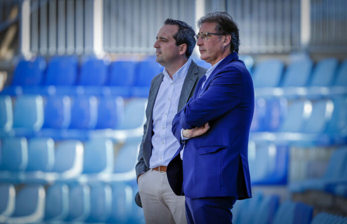 Loren Juarros y Kike Pérez observan un entrenamiento del Málaga en La Rosaleda | MCF