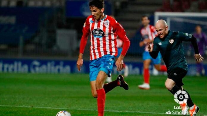 Juanpe conduce un balón ante el Rayo Vallecano. Foto: LaLiga