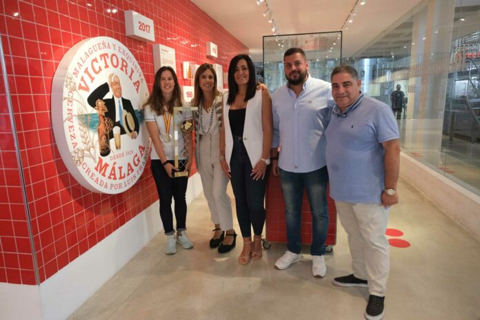 De izquierda a derecha: Silvia Arderius, jugadora del Balonmano Costa del Sol, Genoveva Ferragut directora de Comunicación y Relaciones Externas de Cervezas Victoria, Pepa Moreno, presidenta del Balonmano Costa del Sol, Suso Gallardo, entrenador del equipo y Antonio Jesús Merchán, director y propietario de Radio MARCA Málaga