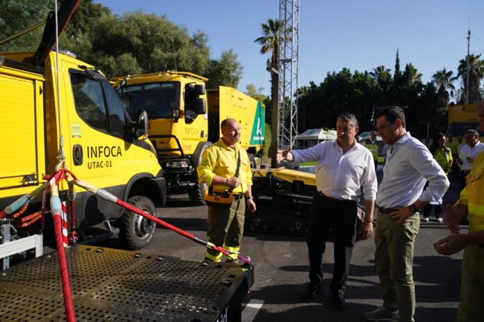 El presidente del Gobierno andaluz, Juanma Moreno, visita la Base Litoral del Grupo de Emergencias de Andalucía (GREA) en el Benahavís (Málaga