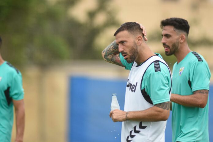 Dioni se refresca en un entrenamiento en la Federación | Javier Díaz