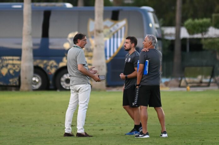 Loren, Pellicer y Manolo Sánchez conversan en Marbella tras el amistoso ante el Almería | Javier Díaz