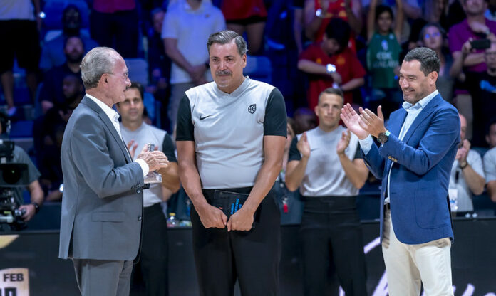 Daniel Hierrezuelo recibe el premio a su amplia trayectoria como árbitro en el España-EEUU